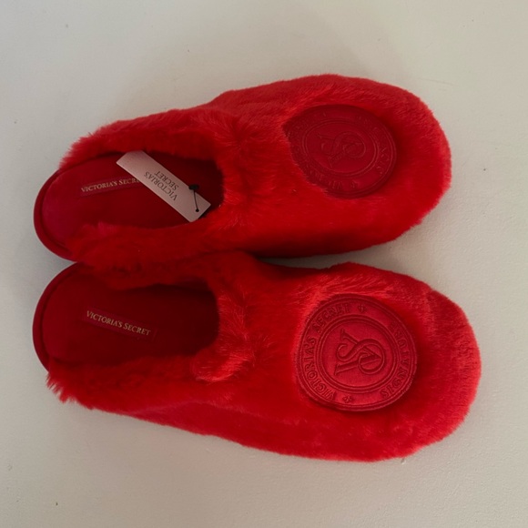 NWT Victoria’s Secret Closed-Toe Faux Fur Slippers - Picture 14 of 14